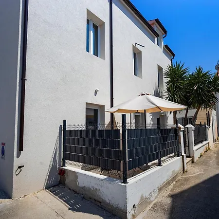 Yucca, 2-min To The And 5 To Apartment Trogir